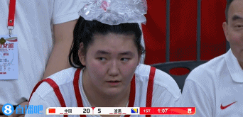 还有点萌萌呢!🥰张子宇下场后休息 头顶冰袋降温~